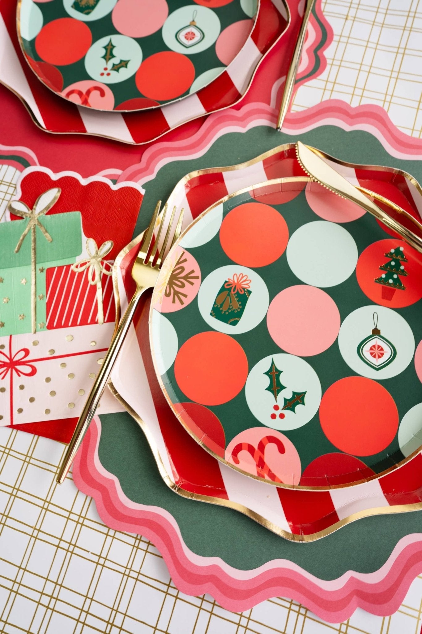 Holiday Fancy Scallop Paper Placemats - bubblegum market