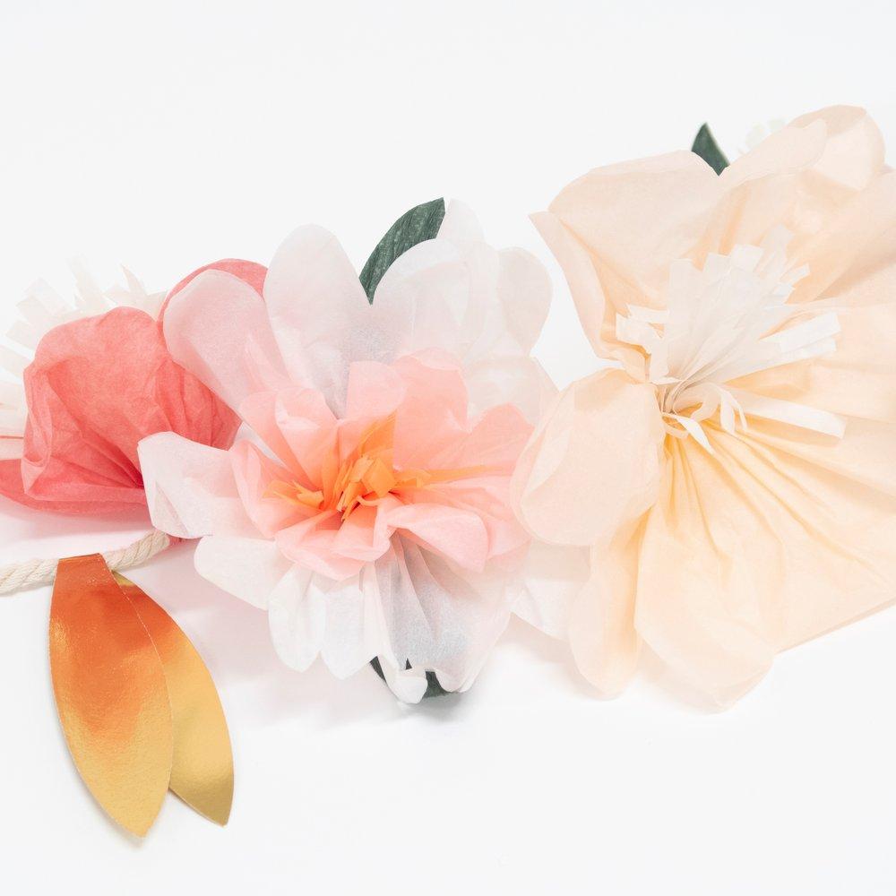     meri-meri-party-rose-blossom-garland-detail