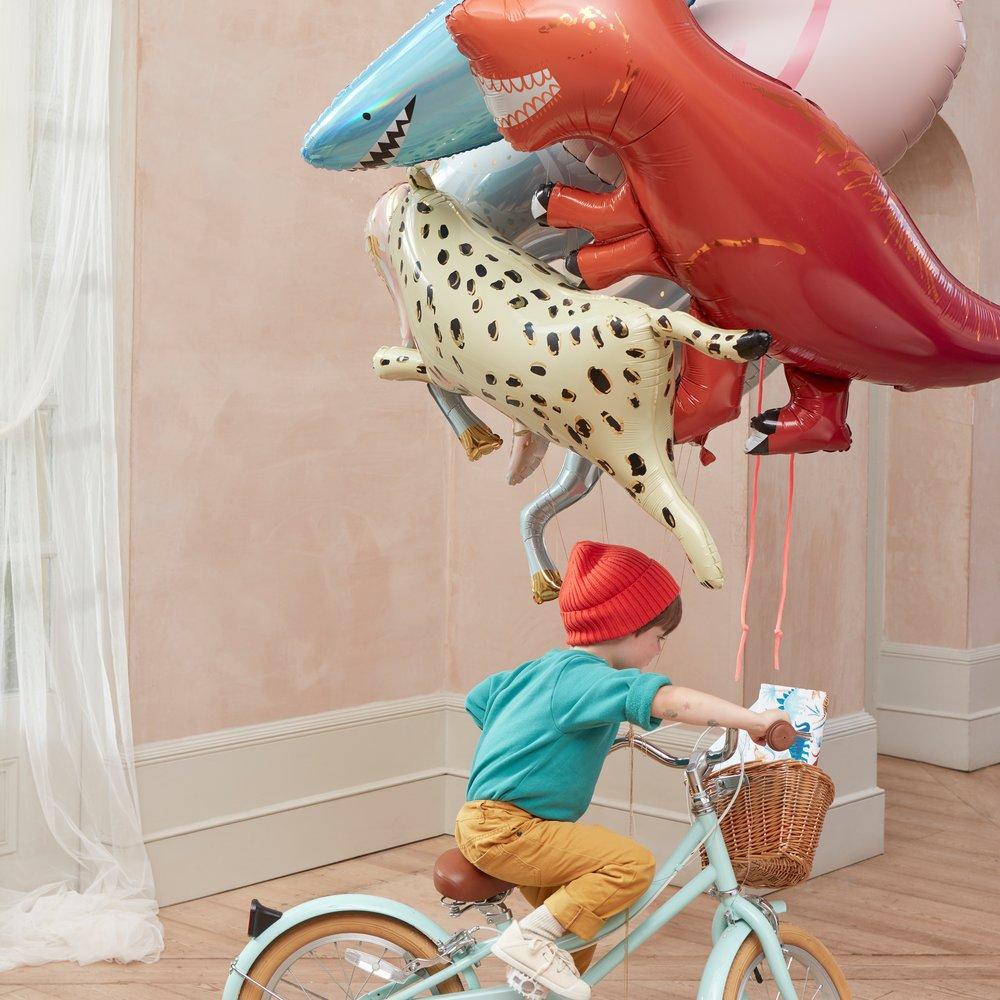 meri-meri-safari-cheetah-foil-balloon-lifestyle-image