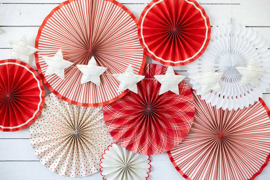 believe-christmas-puffy-felt-striped-star-banner-styled-with-decorative-paper-fans