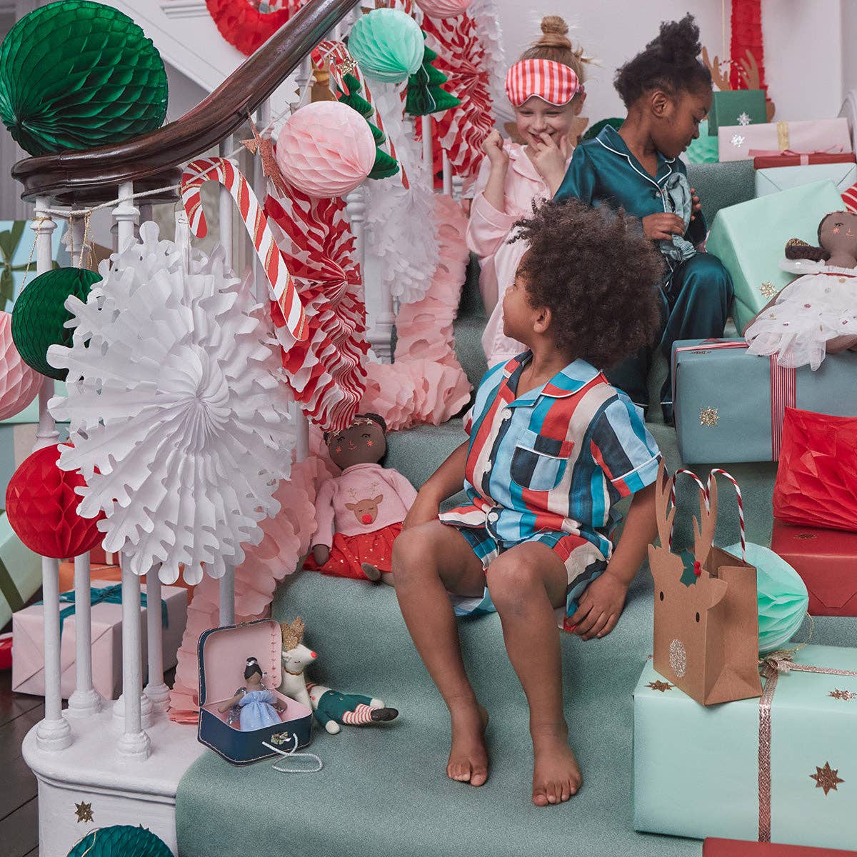 Christmas Honeycomb Garland - bubblegum market