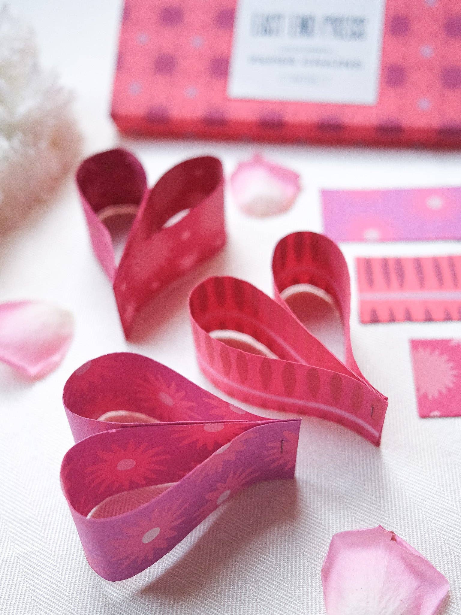 Pink & Red Paper Chain Kit - bubblegum market
