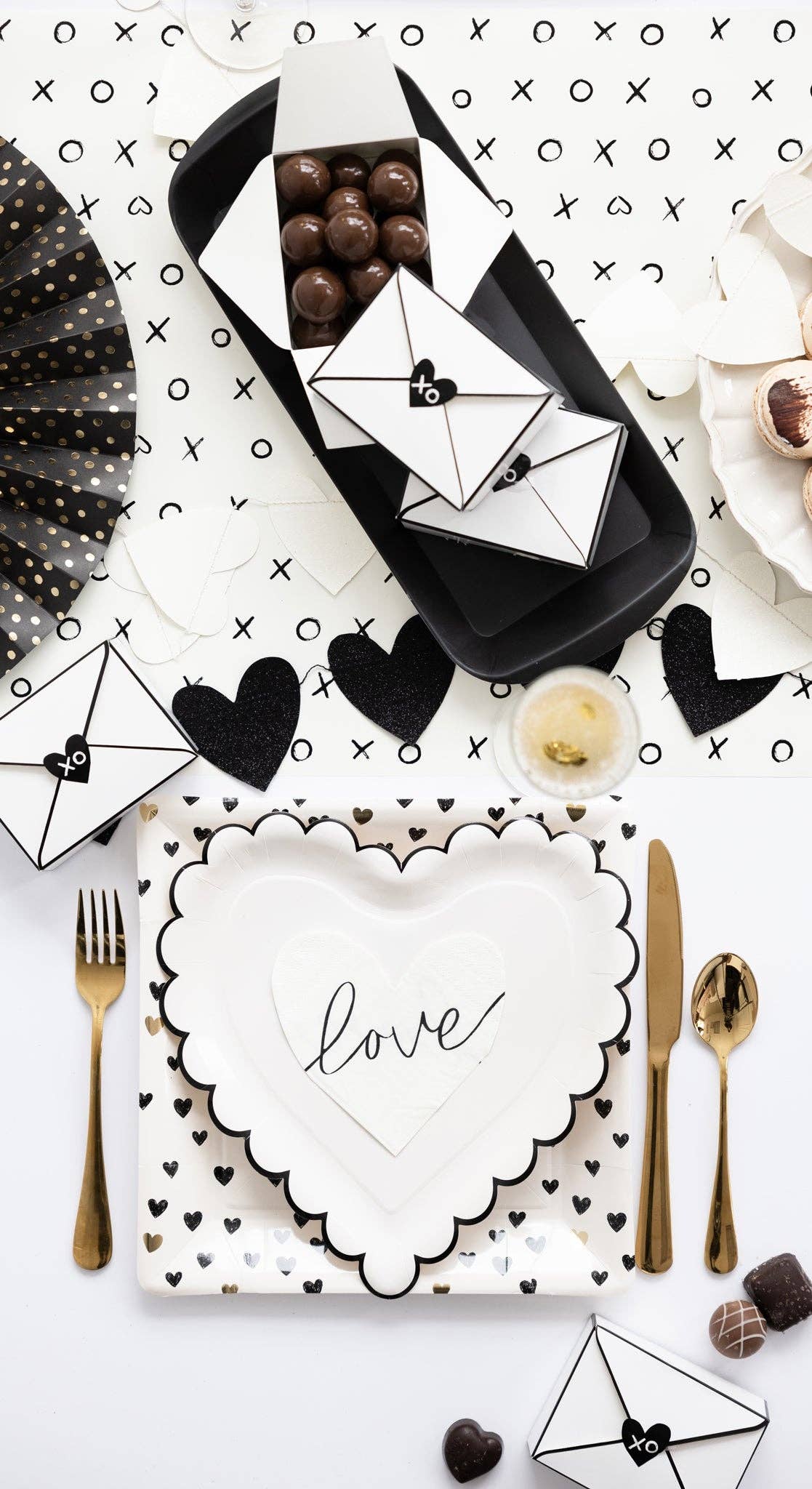 XOXO Table Runner - bubblegum market