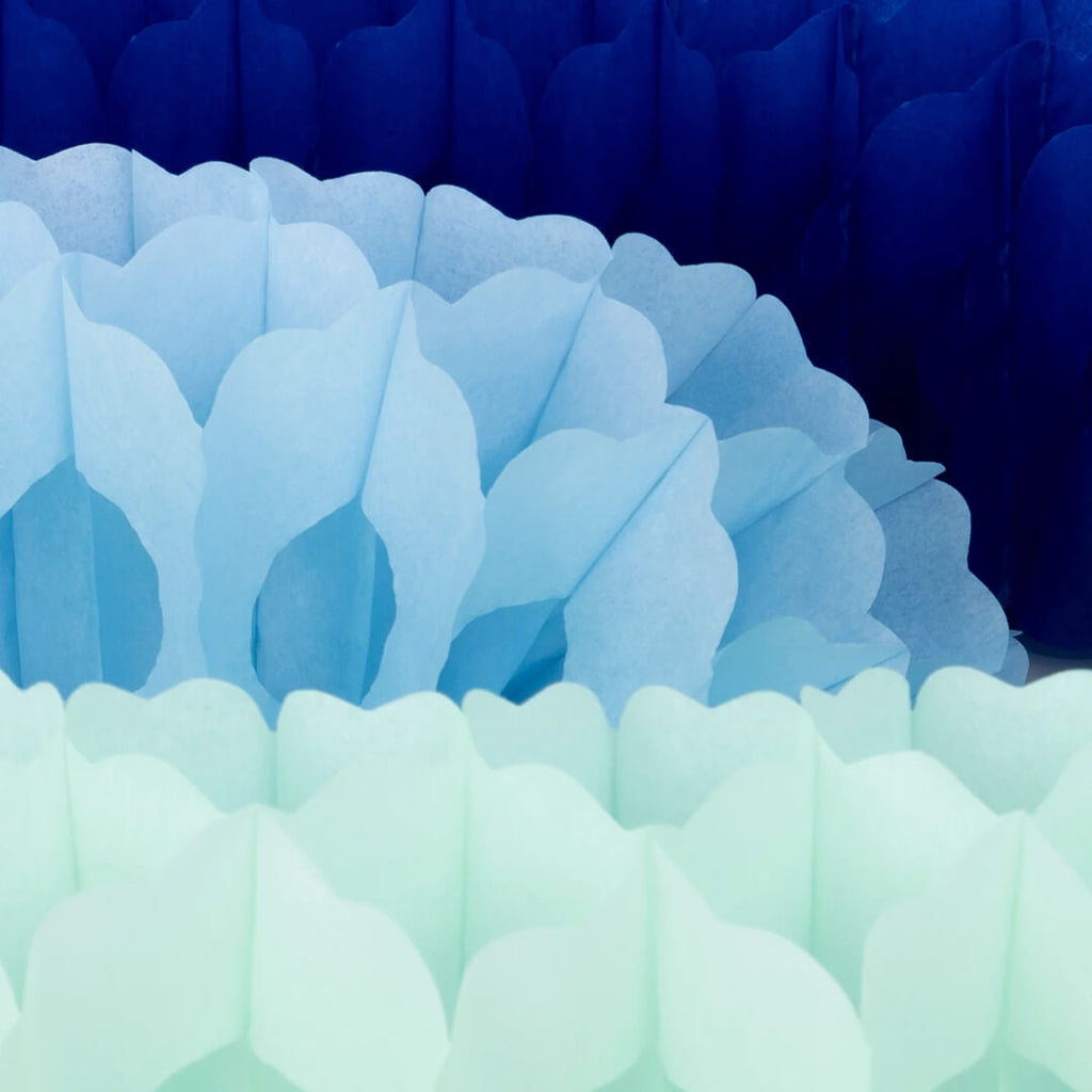meri-meri-party-light-blue-aqua-honeycomb-tissue-paper-garlands-detail