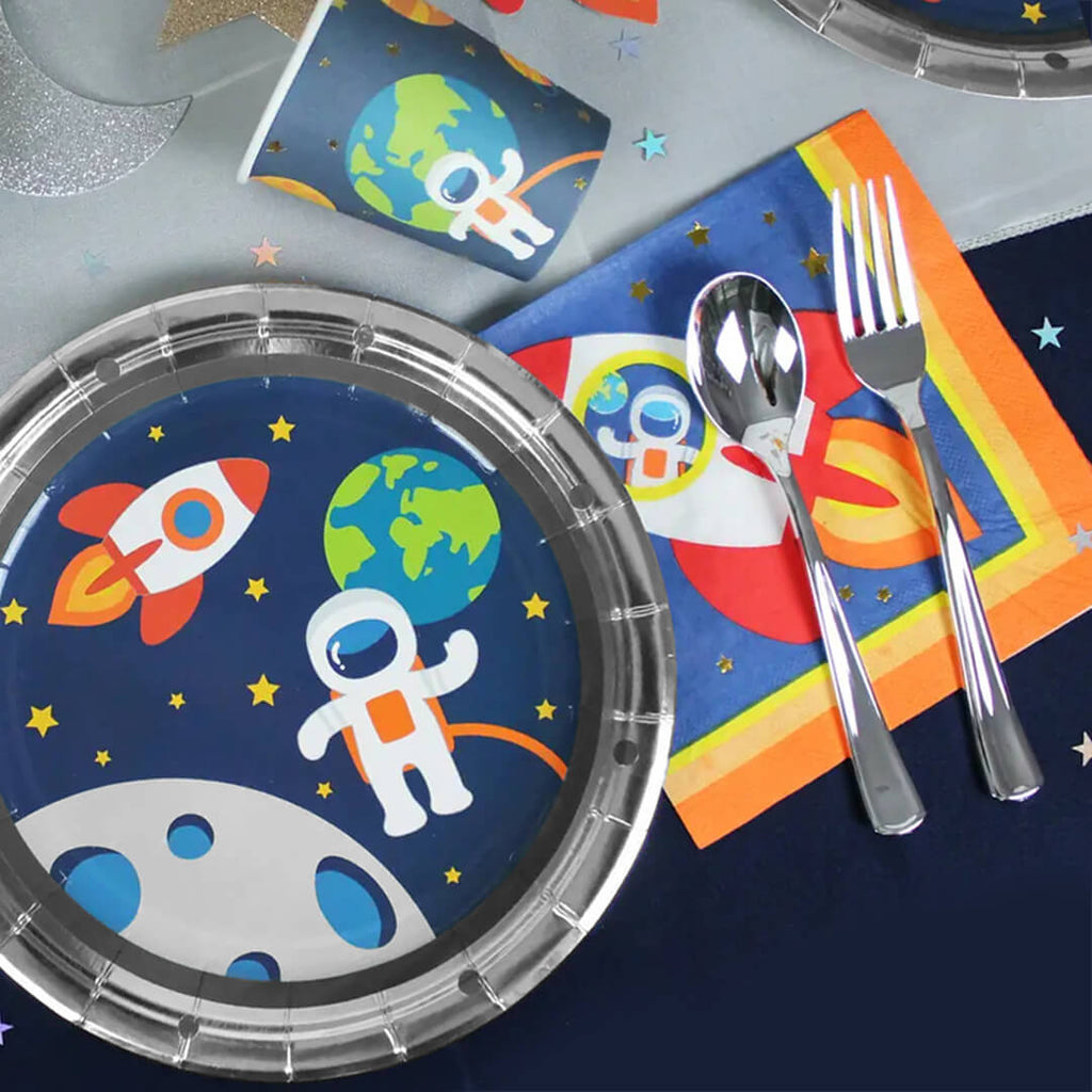 outer-space-astronaut-party-plates-merrilulu-trip-to-the-moon-styled